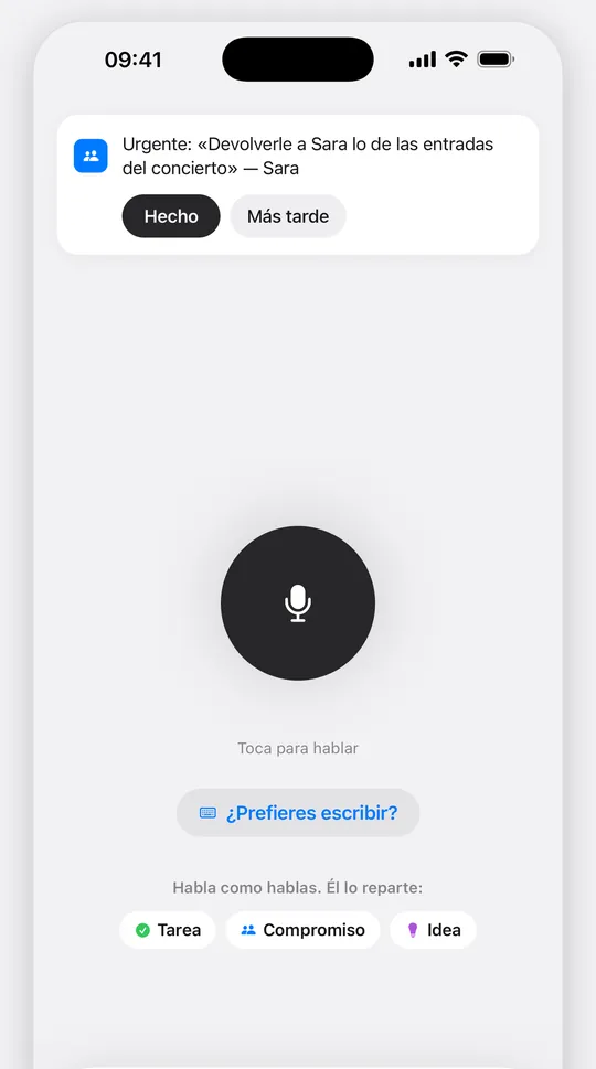 Pantalla de captura de Remmyn: arriba, una tarjeta con algo pendiente («Urgente: Devolverle a Sara lo de las entradas del concierto») y los botones Hecho y Más tarde; abajo, el micrófono