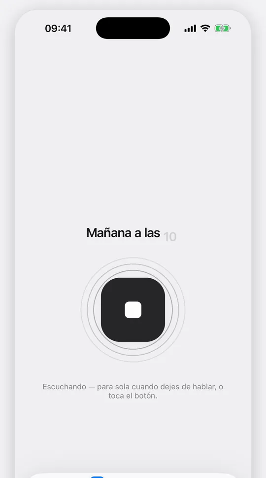Remmyn escuchando: en pantalla «Mañana a las…» mientras hablas y el botón de grabar